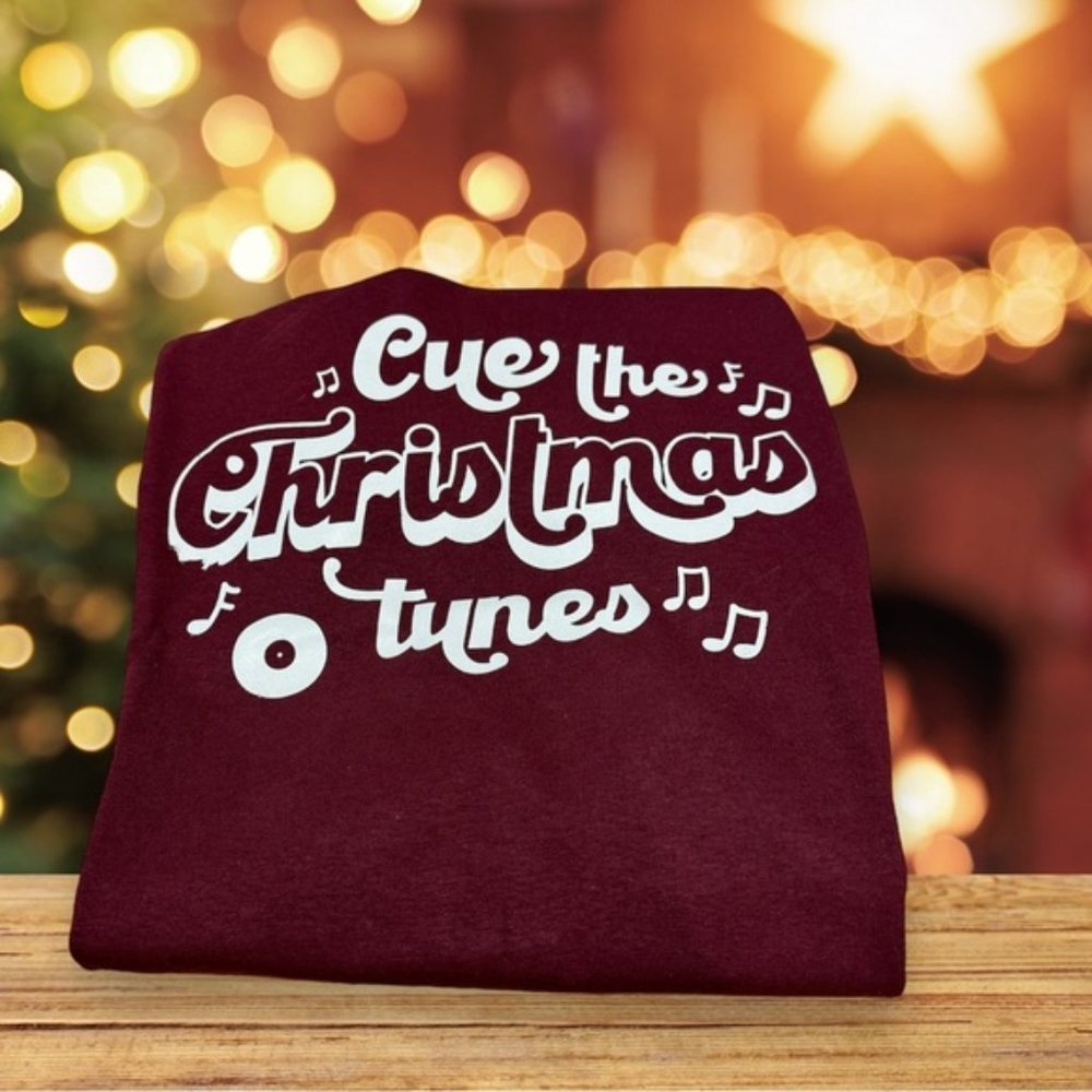 Cue The Christmas Tunes Burgundy/Maroon  Unisex T-Shirt Size Medium